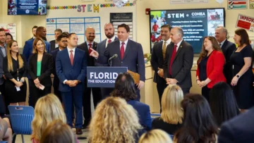 Gobernador Ron DeSantis firma proyecto de ley de educación financiera para apoyar a los estudiantes de Florida Gobernador Ron DeSantis firma proyecto de ley de educación financiera para apoyar a los estudiantes de Florida