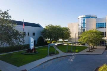 AdventHealth University recibe prestigiosa designación federal como Institución al Servicio de los Hispanos