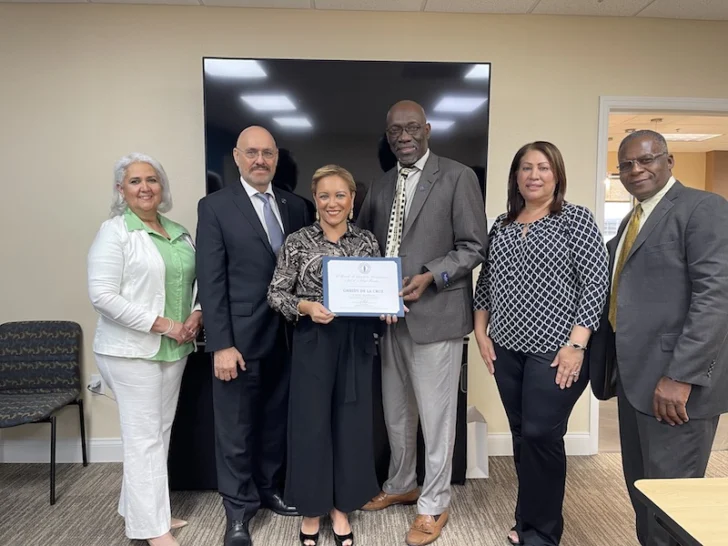 Reconocen locutores dominicanos en Orlando