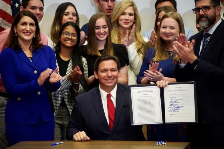 Gobernador DeSantis firma proyecto de ley para reformar educación superior en Florida
