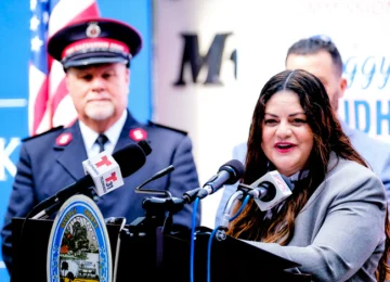 Comisionada Choudhry anuncia donación para viviendas precarias Comisionada Choudhry anuncia donación para viviendas precarias