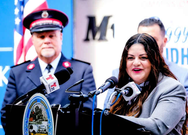 Comisionada Choudhry anuncia donación para viviendas precarias