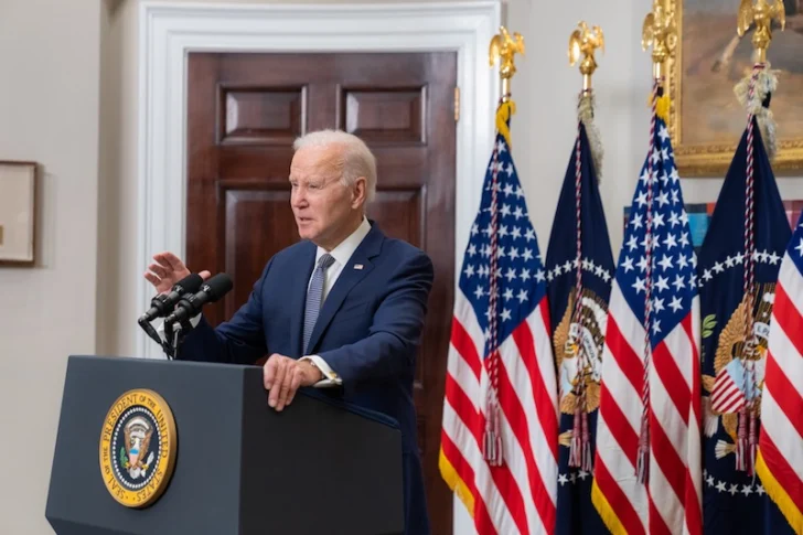 Biden pide a EEUU tener confianza en los bancos tras quiebra