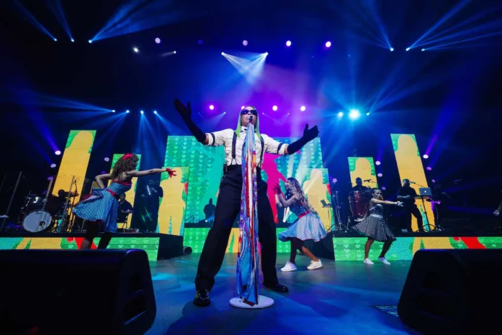 Elvis Crespo celebra aniversario de su éxito global “Suavemente” 