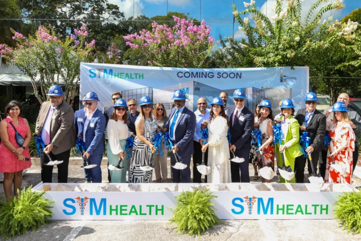  Funcionarios locales, estatales y federales, incluyendo al alcalde del condado de Orange, Jerry L. Demings, y el comisionado de la ciudad de Orlando, Tony Ortiz se unieron al evento de SIM Health.