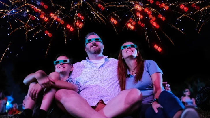 Legoland Florida ilumina el cielo con rojo, blanco y ¡BOOM!