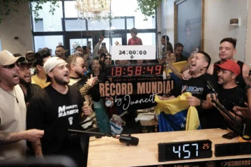 Establecen récord mundial del Podcast más largo del mundo conducido por una sola persona
