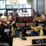 Establecen récord mundial del Podcast más largo del mundo conducido por una sola persona