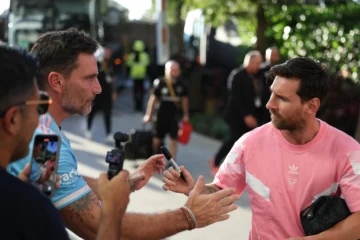 Julián Gil cumple un sueño: conoce a Messi y se tatúa su firma
