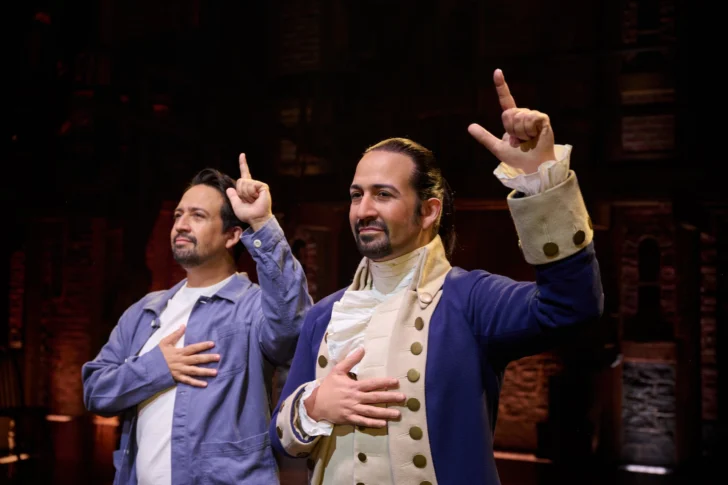 Lin-Manuel con figura de cera para Museo Madame Tussauds de Nueva York