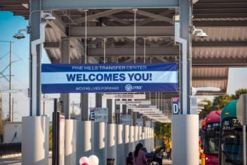 El Condado de Orange inaugura la estación de autobuses LYNX Pine Hills