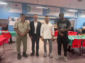 Chef Juan Chipoco y The Juan Chipoco Foundation llevaron comidas calientes y alegría navideña a familias de Chapman Partnership Chef Juan Chipoco y The Juan Chipoco Foundation llevaron comidas calientes y alegría navideña a familias de Chapman Partnership